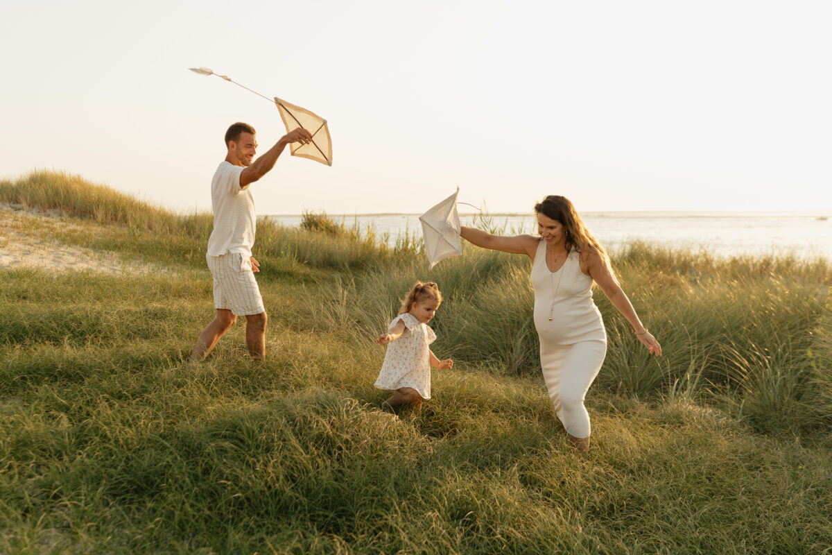 famille jouant au cerf volant