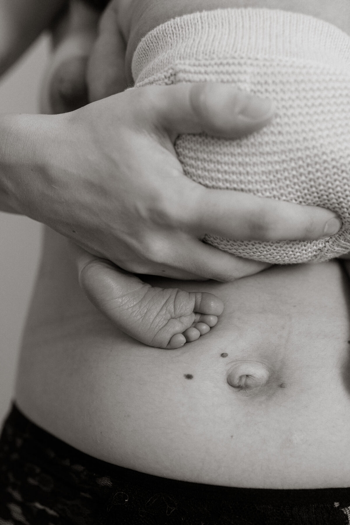 ventre de maman pied de bébé
